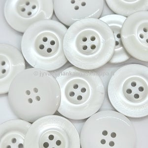 Muovinappi 4-reik&auml;inen 18mm helmi&auml;isen valkoinen